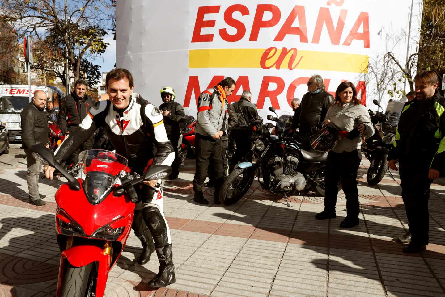 Rivera pone rumbo a Valladolid en moto en el penúltimo día de campaña