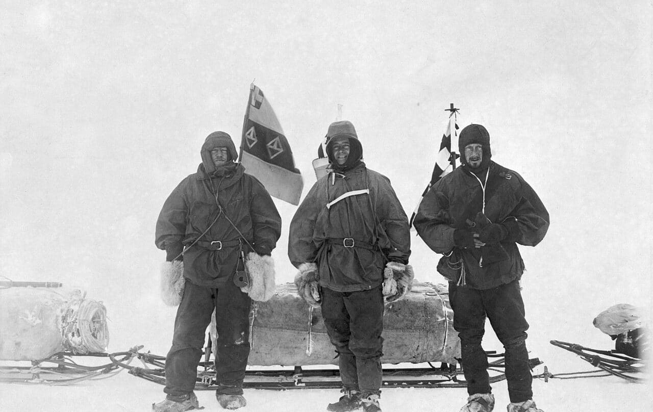 Ernest Shackleton (izquierda) junto a Robert Falcon Scott (centro) y Edward Wilson en la Antártida en noviembre de 1902