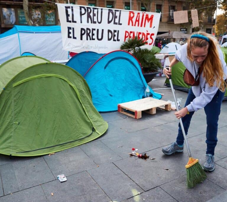 Bronca en la acampada universitaria: acusan a Arran y las JERC de robar el bote