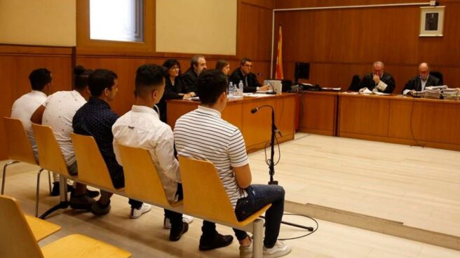 Los acusados de la 'manada' de Manresa en el banquillo. EFE