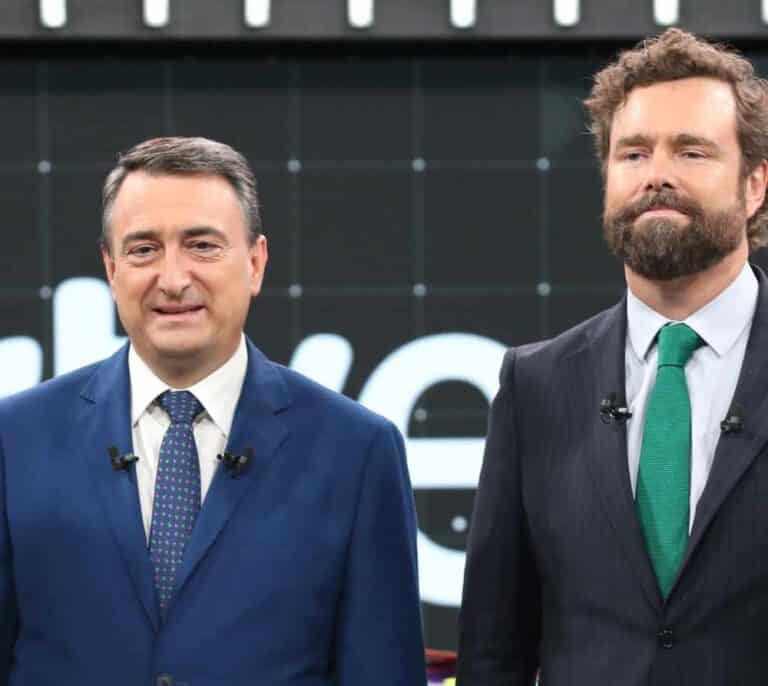 El PNV dice que "no da la mano a franquistas" tras negarse Aitor Esteban a saludar al portavoz de Vox