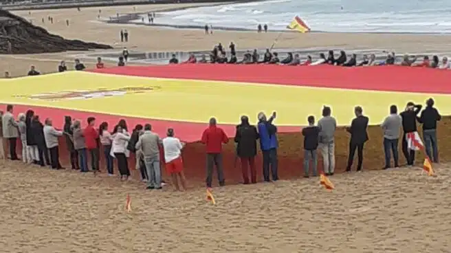 La bandera "más grande" de España, en una playa de Santander