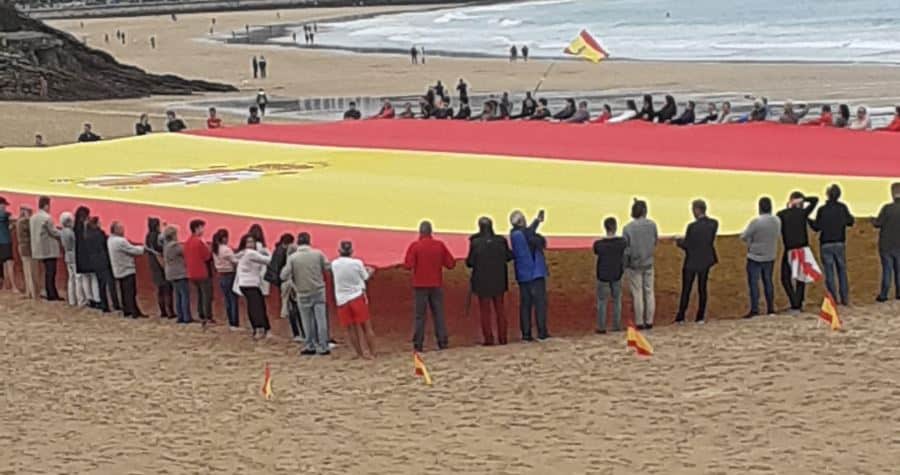 La bandera "más grande" de España, en una playa de Santander