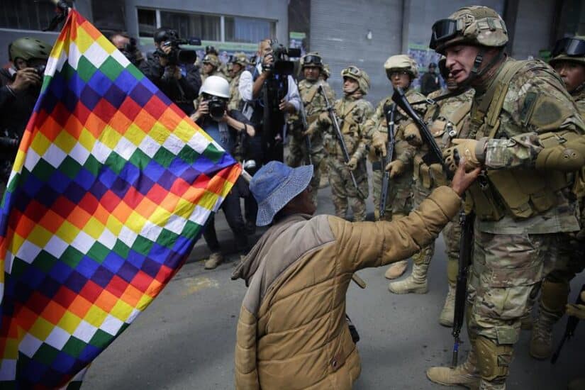 Indígenas bolivianos frente a los uniformados