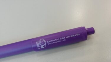 ERC se reúne con el PSOE con bolígrafos que reivindican la libertad de Forcadell