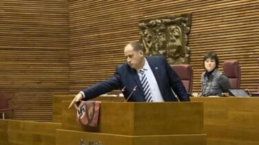 Vox la lía en Valencia al desplegar una pancarta con la esvástica y la hoz y el martillo