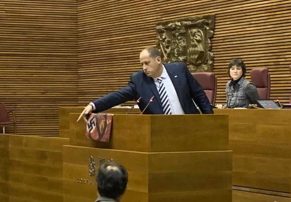 Vox la lía en Valencia al desplegar una pancarta con la esvástica y la hoz y el martillo