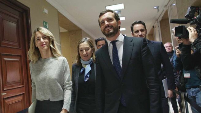 Pablo Casado, junto a su equipo en el Congreso.