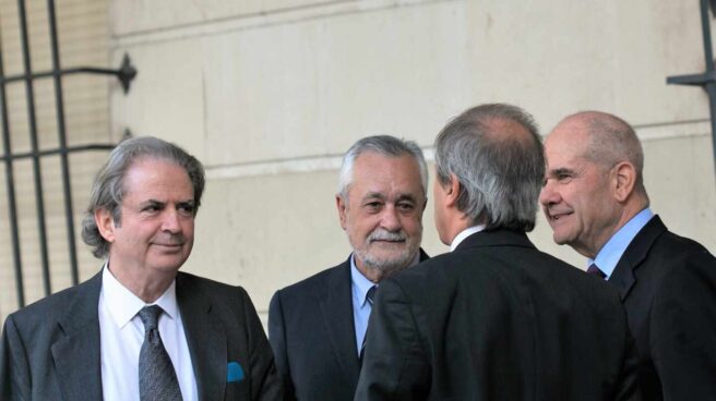 Los ex presidentes andaluces Manuel Chaves y José Antonio Griñán junto a sus abogados.