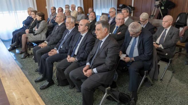 Los acusados del caso de los ERE, con Chaves y Griñán en el centro.