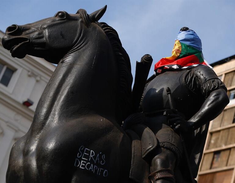 De Chávez a los conquistadores españoles, la fiebre latina por derribar estatuas