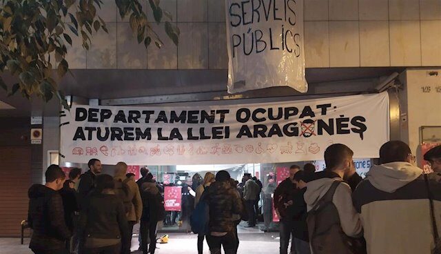 La plataforma 'Aturem la Llei Aragonès' ocupa la sede de la calle Sepúlveda de Barcelona de la Conselleria de Trabajo, Asuntos Sociales y Familias de la Generalitat