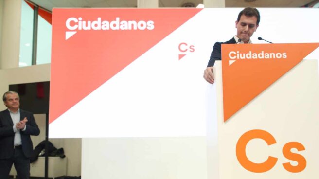 Cs Albert Rivera, anunciando este lunes su dimisión tras el descalabro electoral.