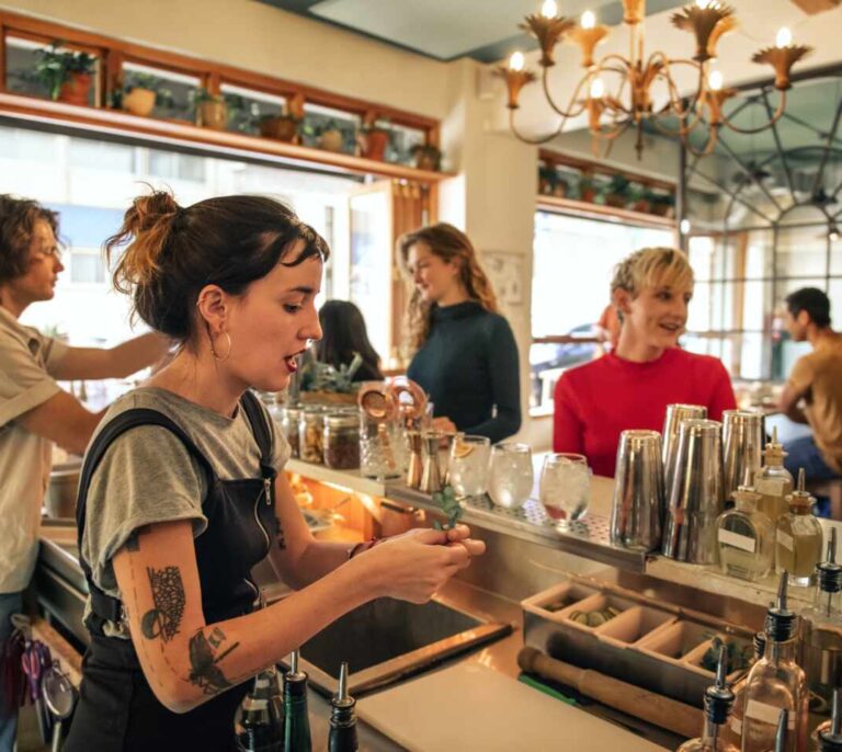 Empleo en turismo: los autónomos crecen el doble mientras se desacelera la contratación de asalariados