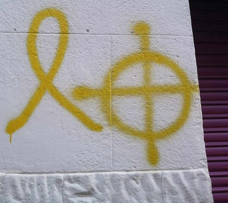 Rivera denuncia pintadas de una diana y un lazo amarillo en el comercio de su madre