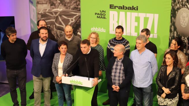 Arnaldo Otegi compaerce en la noche electoral junto a los candidatos electos de EH Bildu.