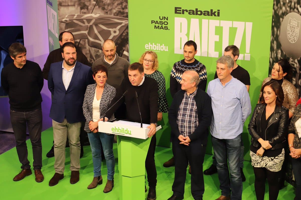 Arnaldo Otegi compaerce en la noche electoral junto a los candidatos electos de EH Bildu.