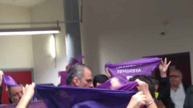 Escrache a Ortega Smith en la Junta Municipal de Chamberí.