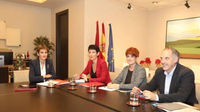 María Chivite junto a la consejera de Hacienda, Elma Saiz, y la portavoz parlamentaria de Bildu, Bakartxo Ruiz.