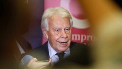 Felipe González abre una vía crítica en el socialismo por el pacto con Podemos y ERC