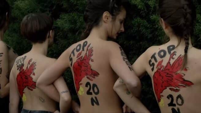 Protesta de Femen contra una manifestación falangista en la Plaza de Oriente de Madrid.