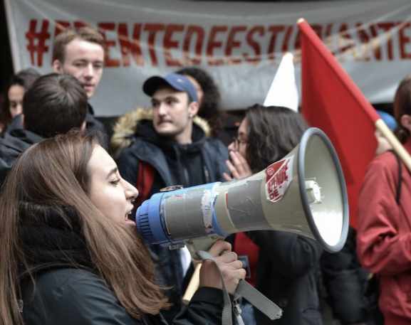 Un centenar de jóvenes tratan de sabotear una charla sobre prostitución en la Carlos III