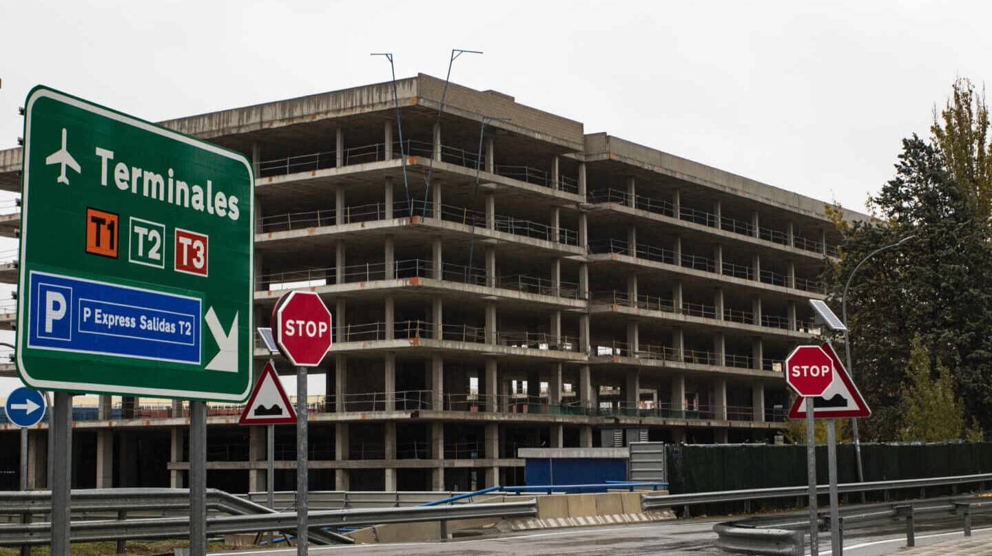 El edificio abandonado en la entrada de la T2 de Madrid-Barajas