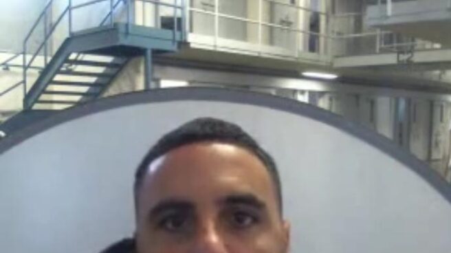 Pablo Ibar envía un beso desde el locutorio de la prisión donde cumple condena.