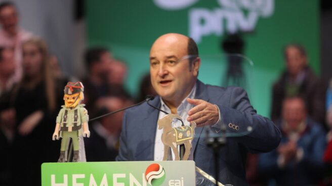 Andoni Ortuzar, presidente del PNV, junt a las reproduciones del 'ilegalizador de Playmovil', en referencia a Santiago Abascal, que ha mostrado. Andoni Ortuzar, presidente del PNV, junt a las reproduciones del 'ilegalizador de Playmovil', en referencia a Santiago Abascal, que ha mostrado.