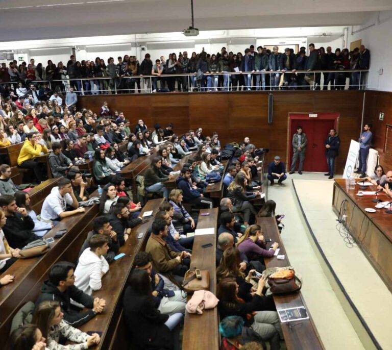 PSOE y Podemos negocian rehabilitar 500.000 viviendas para rebajar la factura de la luz