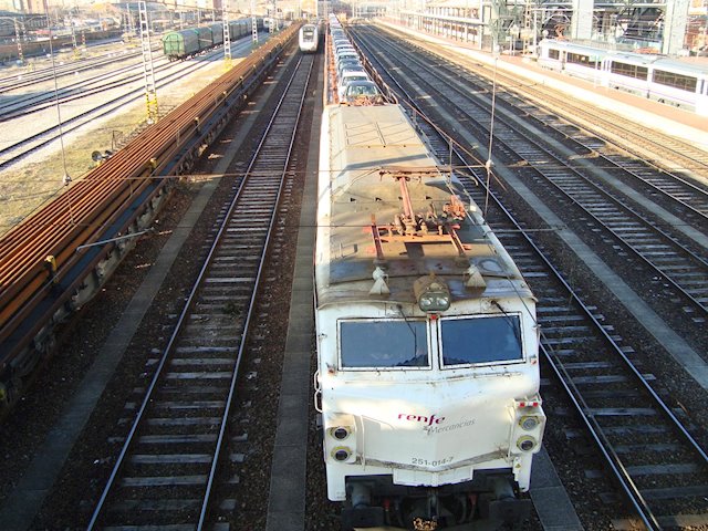 Dos muertos al arrollar un tren a una furgoneta en Manzanares (Ciudad Real)