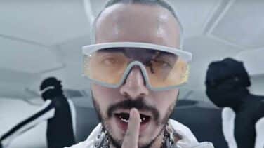 El cantante J Balvin presume de su Medellín natal en 'Blanco'