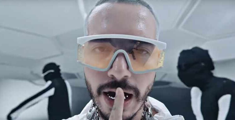 El cantante J Balvin presume de su Medellín natal en 'Blanco'