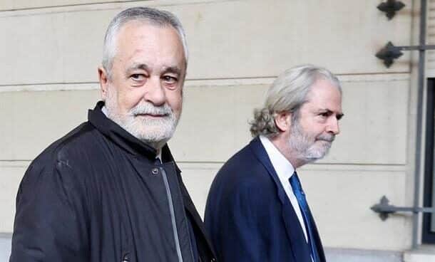 José Antonio Griñán, acudiendo a recoger la sentencia del 'caso ERE' este martes junto a su abogado.