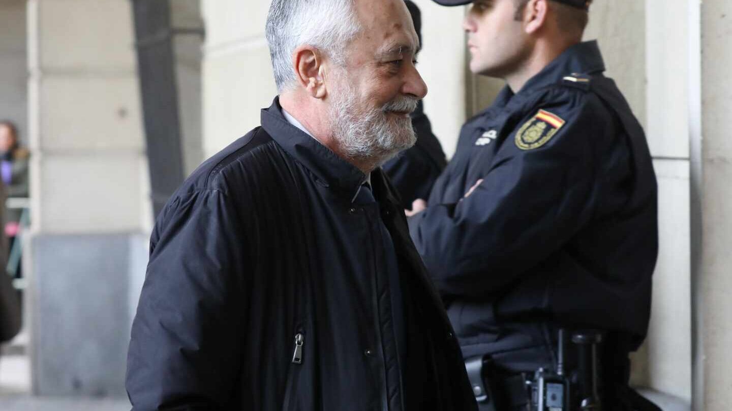 El ex presidente andaluz José Antonio Griñán, llegando este martes a la Audiencia de Sevilla para recoger la sentencia.