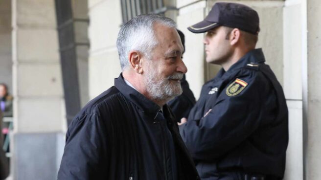 El ex presidente andaluz José Antonio Griñán, llegando este martes a la Audiencia de Sevilla para recoger la sentencia.