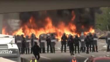 Los radicales colapsan la AP-7 con barricadas de fuego