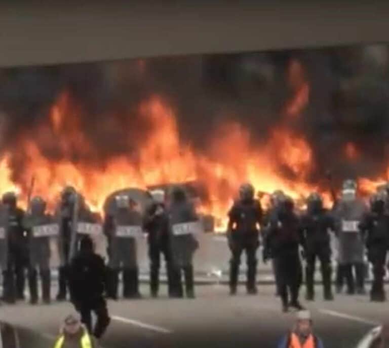 Los radicales colapsan la AP-7 con barricadas de fuego