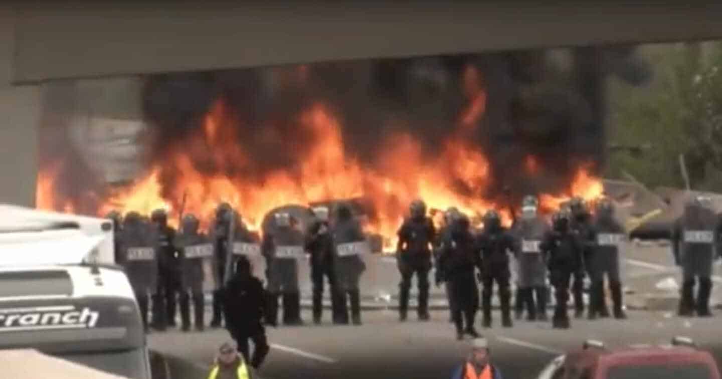 Los radicales colapsan la AP-7 con barricadas de fuego