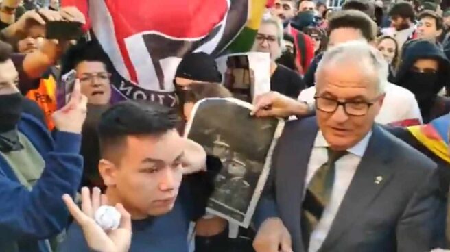Josep Bou, increpado a la entrada del Palacio de Congresos