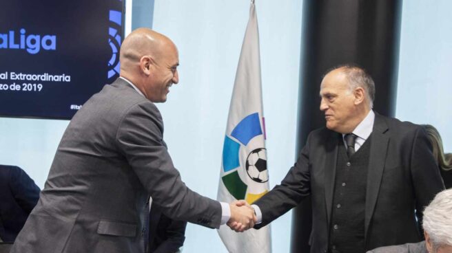 El presidente de la Real Federación Española de Fútbol (RFEF), Luis Rubiales, saluda al máximo responsable de LaLiga, Javier Tebas.