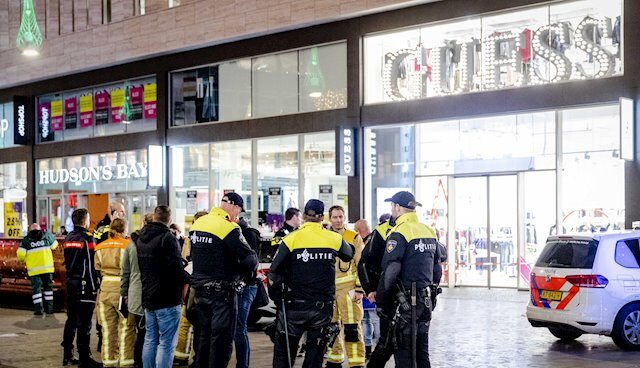 La Policía holandesa minutos después del ataque con cuchillo en La Haya