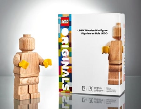 Lego homenajea a sus primeros 'maestros' con una gran figura de madera