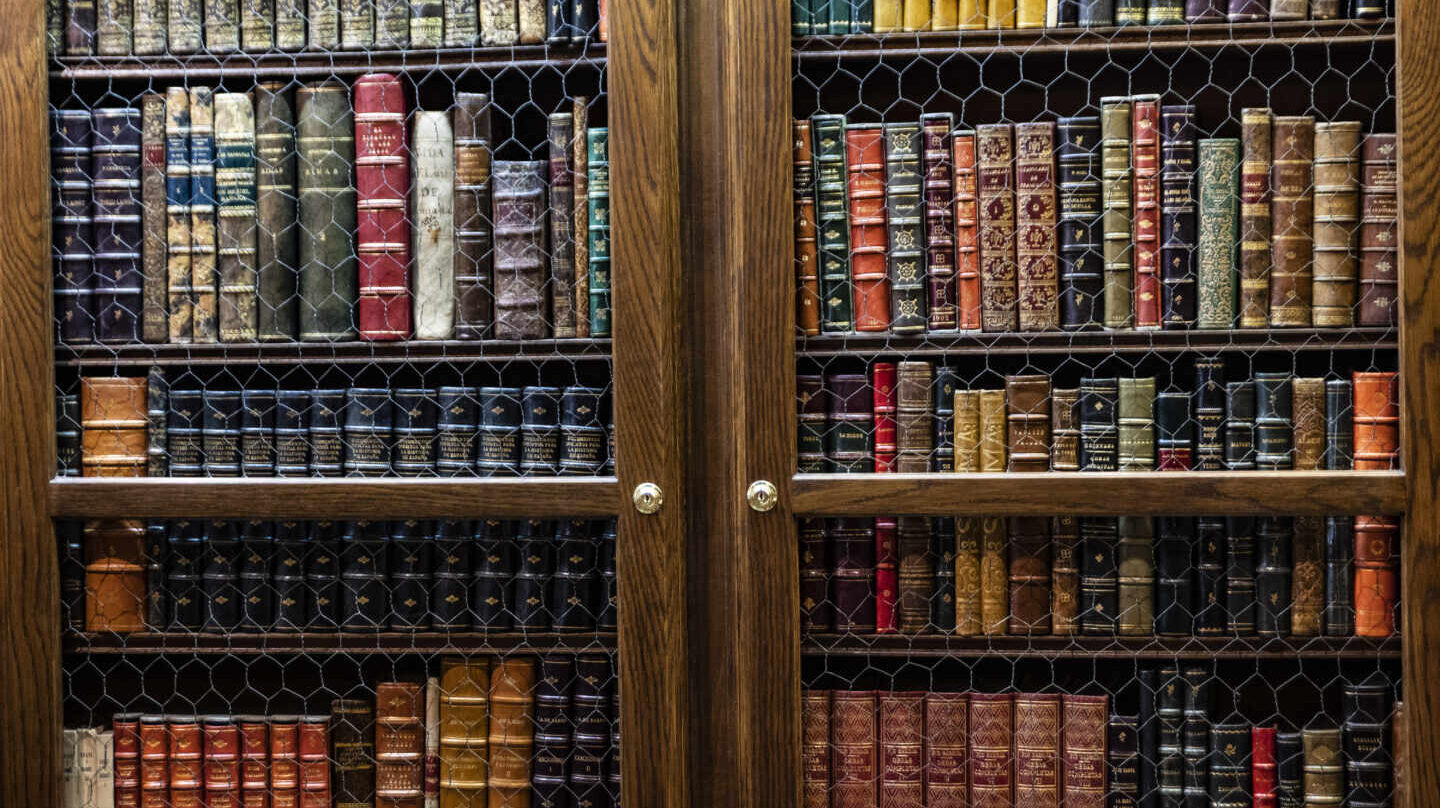 Estantería de la librería Miguel Miranda en Madrid