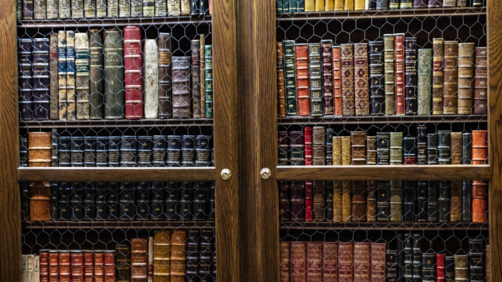 Estantería de la librería Miguel Miranda en Madrid