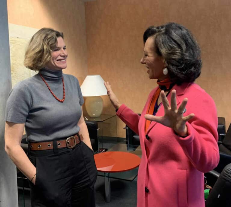 La gurú digital de Podemos se reúne con Ana Botín en plena ofensiva contra el Santander