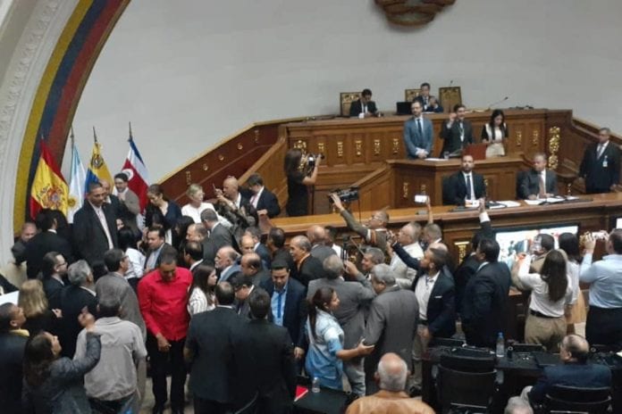 Trifulca en Caracas entre Javier Maroto y diputados chavistas: "¡Fascista, váyase al carajo!"