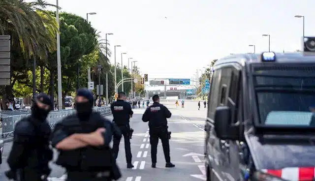 Los Mossos mantienen las medidas de seguridad ante otra jornada del Rey en Barcelona