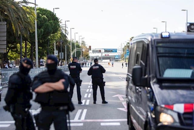 Los Mossos mantienen las medidas de seguridad ante otra jornada del Rey en Barcelona