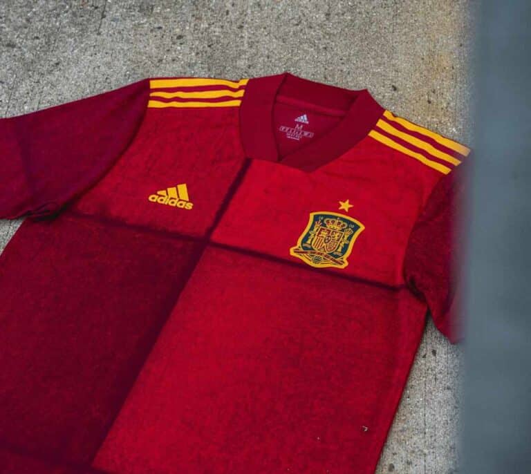 La polémica camiseta de la Selección Española que "diferencia" y "une" a la vez